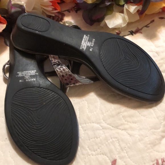 Silver sandal flip flop style with wedge heel - Picture 3 of 4